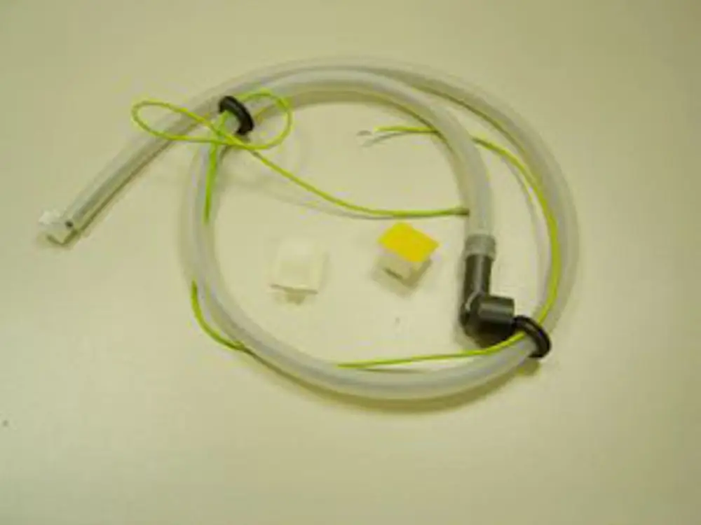 Zündkabel von Remeha, consisting of a flexible tube with connectors and a right-angle fitting, positioned on a plain background.